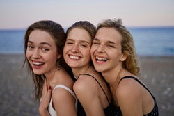 3 junge Frauen am Strand